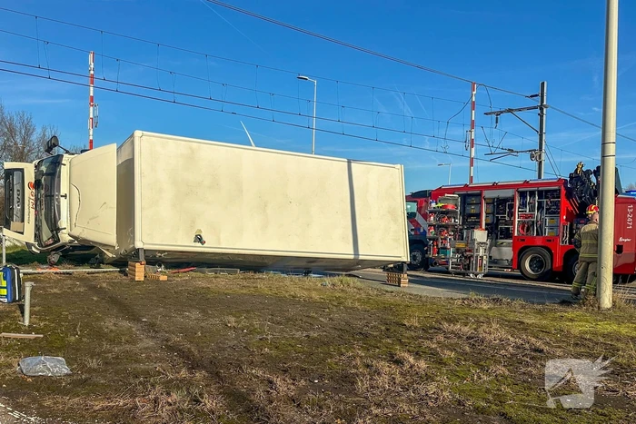 Vrachtwagen gekanteld bij aanrijding met personenauto