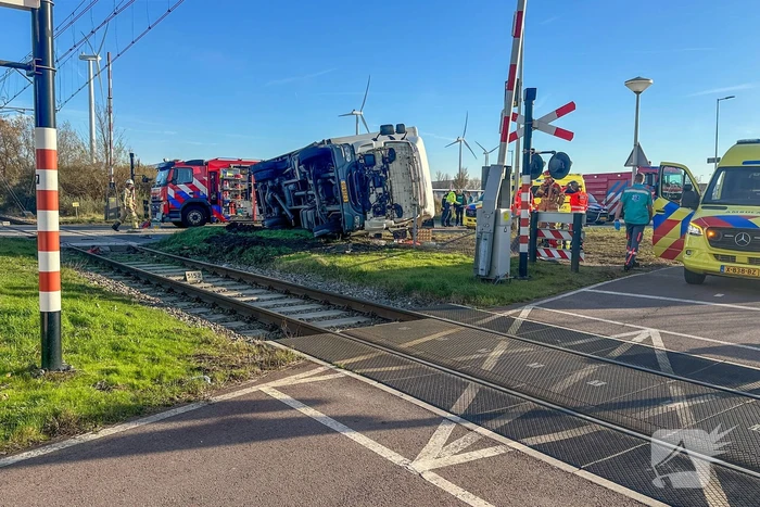 Vrachtwagen gekanteld bij aanrijding met personenauto
