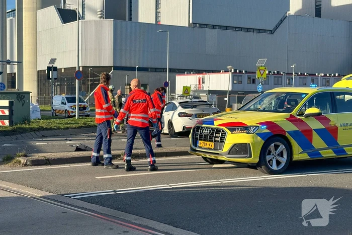 Vrachtwagen gekanteld bij aanrijding met personenauto