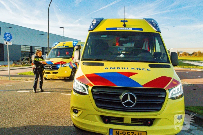 Auto komt op de kop terecht bij aanrijding met andere auto