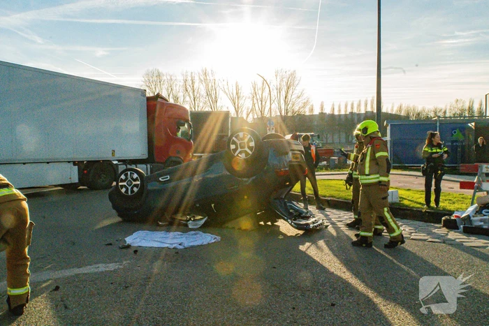 Auto komt op de kop terecht bij aanrijding met andere auto
