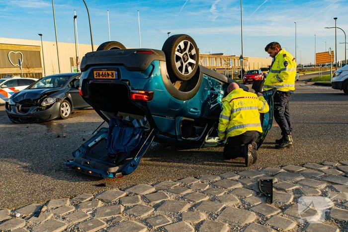 Auto komt op de kop terecht bij aanrijding met andere auto