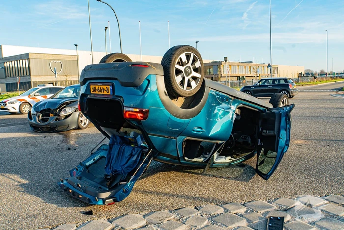 Auto komt op de kop terecht bij aanrijding met andere auto