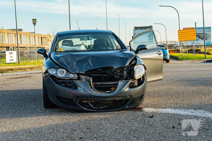 Auto komt op de kop terecht bij aanrijding met andere auto