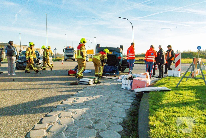 Auto komt op de kop terecht bij aanrijding met andere auto
