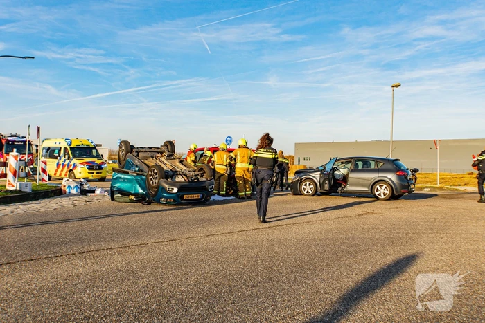Auto komt op de kop terecht bij aanrijding met andere auto