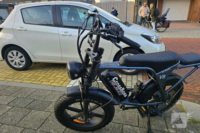 Persoon op fatbike botst met auto