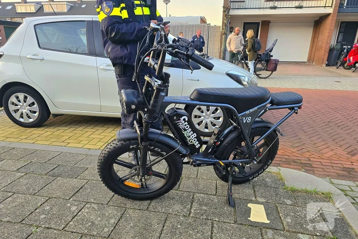Persoon op fatbike botst met auto