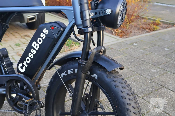 Persoon op fatbike botst met auto