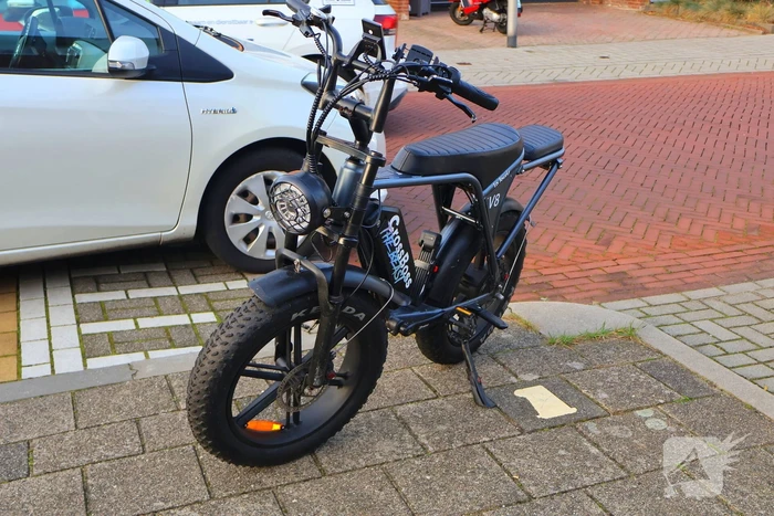 Persoon op fatbike botst met auto