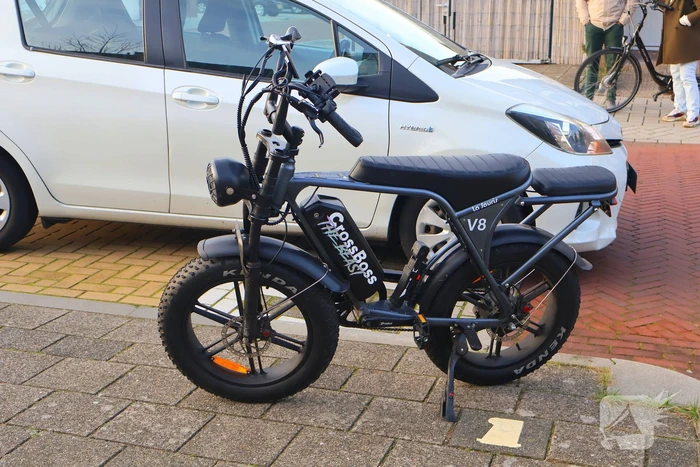Persoon op fatbike botst met auto