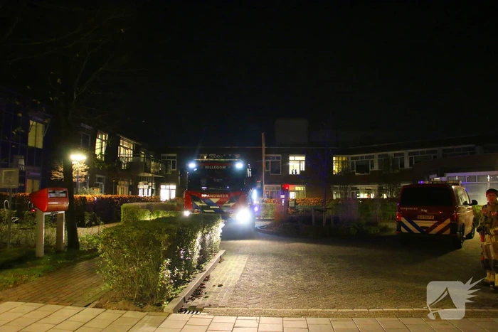 Brandweer doet onderzoek naar chemische lucht in zorgcentrum