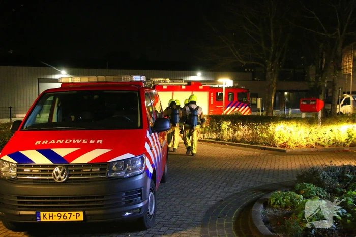 Brandweer doet onderzoek naar chemische lucht in zorgcentrum