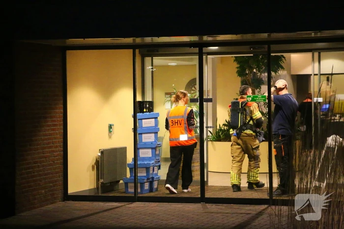 Brandweer doet onderzoek naar chemische lucht in zorgcentrum