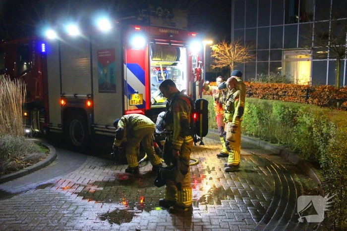 Brandweer doet onderzoek naar chemische lucht in zorgcentrum