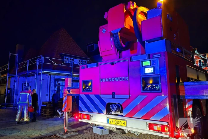 Brandweer blust brand in schoorsteen