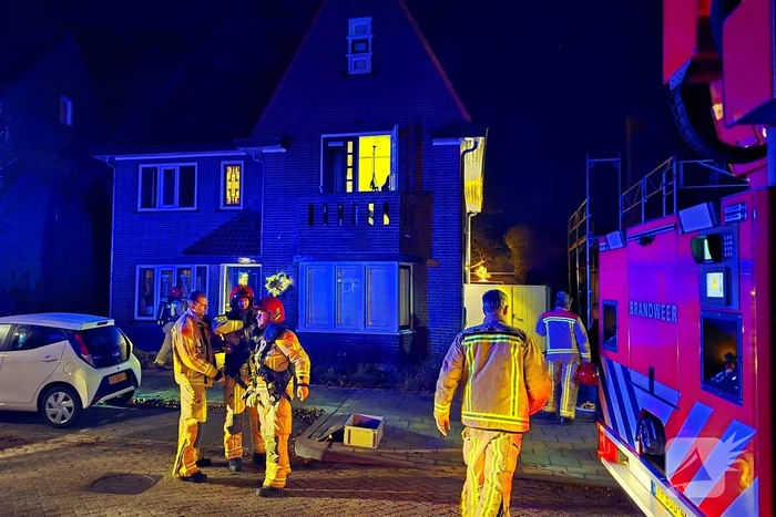 Brandweer blust brand in schoorsteen
