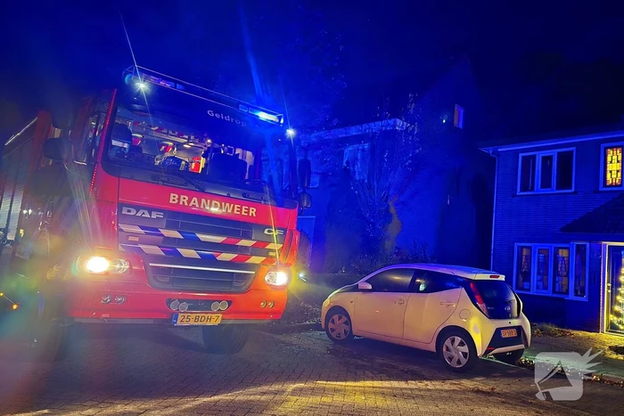 Brandweer blust brand in schoorsteen