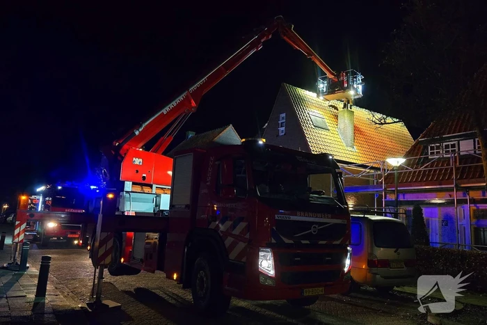 Brandweer blust brand in schoorsteen