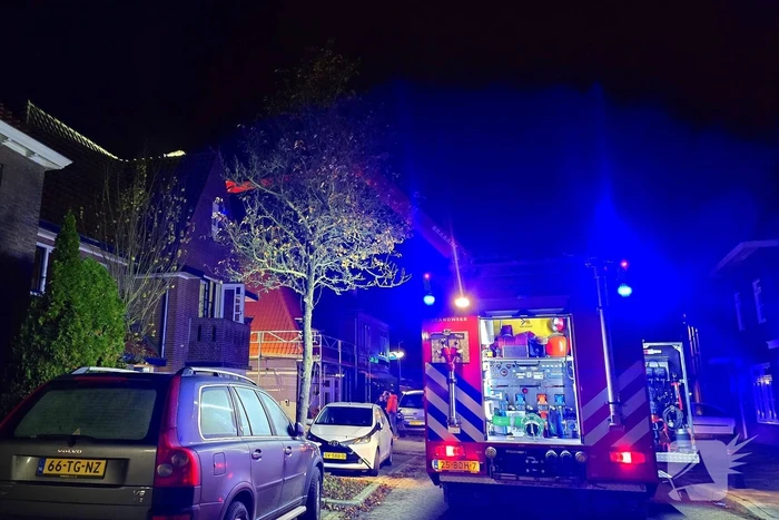 Brandweer blust brand in schoorsteen