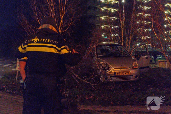 Automobilist rijdt rechtdoor op rotonde