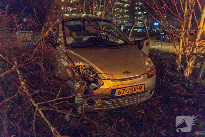 Automobilist rijdt rechtdoor op rotonde