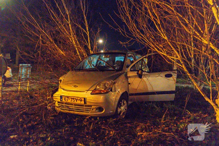 Automobilist rijdt rechtdoor op rotonde
