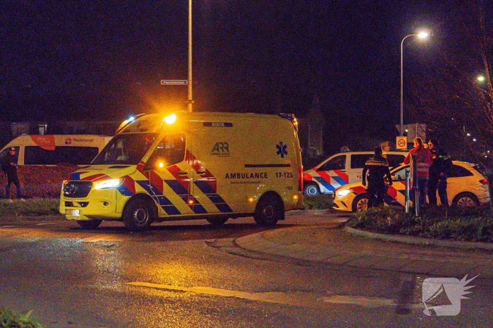 Automobilist rijdt rechtdoor op rotonde