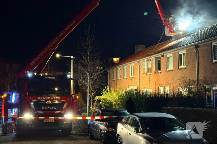 Brandweer ontdekt hennepkwekerij tijdens blussen van zolderbrand, bewoner aangehouden