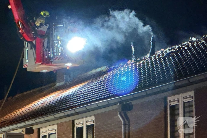 Brandweer ontdekt hennepkwekerij tijdens blussen van zolderbrand, bewoner aangehouden