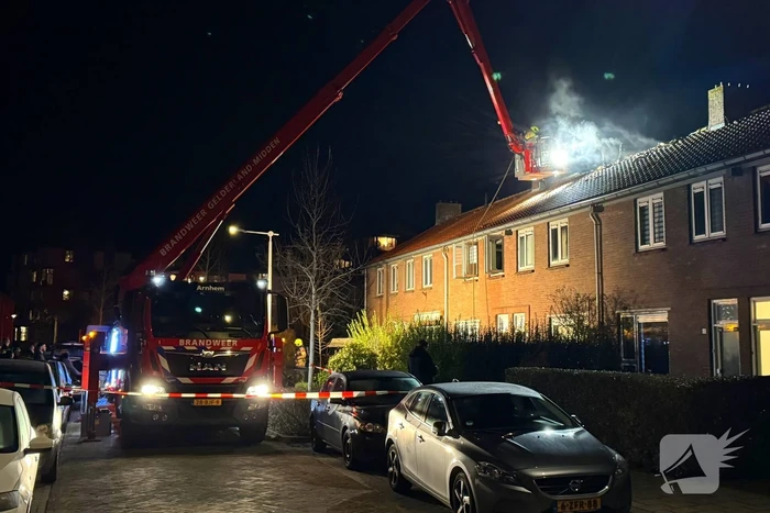 Brandweer ontdekt hennepkwekerij tijdens blussen van zolderbrand, bewoner aangehouden