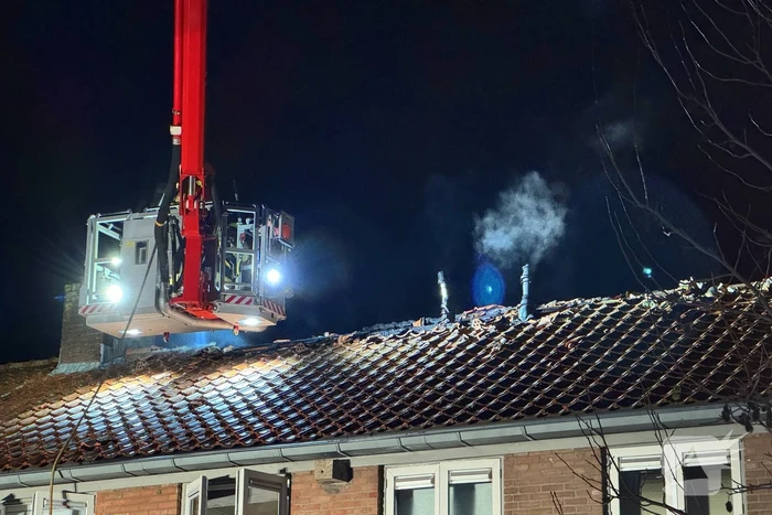 Brandweer ontdekt hennepkwekerij tijdens blussen van zolderbrand, bewoner aangehouden