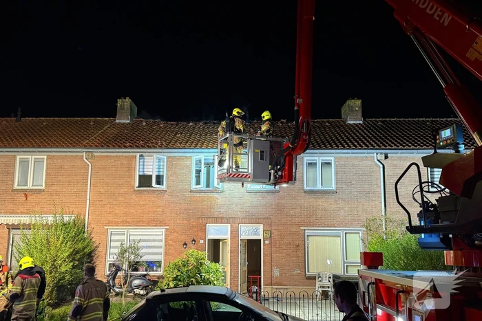 Brandweer ontdekt hennepkwekerij tijdens blussen van zolderbrand, bewoner aangehouden
