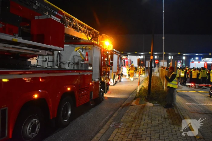 Bedrijfspand pakketbezorger ontruimd vanwege brand