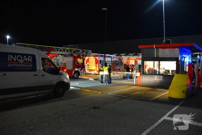 Bedrijfspand pakketbezorger ontruimd vanwege brand