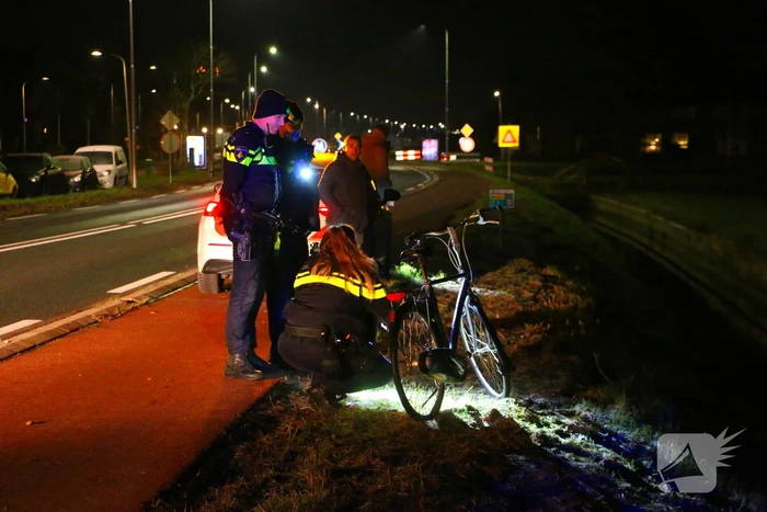 Brandweer doorzoekt sloot na melding persoon te water