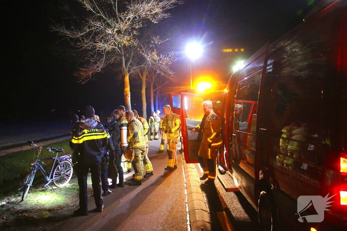 Brandweer doorzoekt sloot na melding persoon te water
