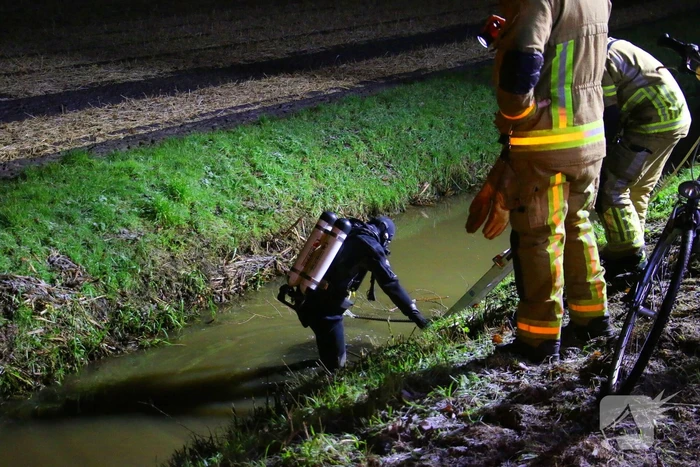Brandweer doorzoekt sloot na melding persoon te water