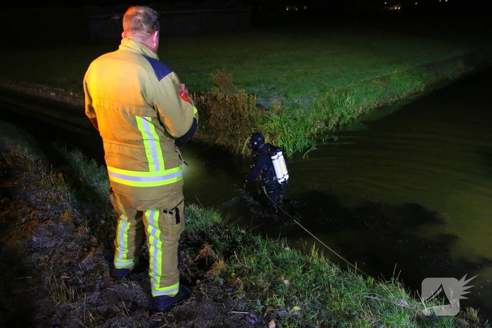 Brandweer doorzoekt sloot na melding persoon te water