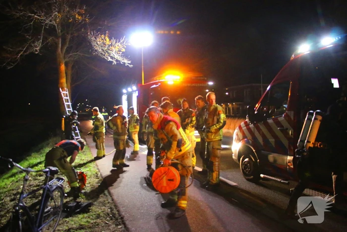 Brandweer doorzoekt sloot na melding persoon te water
