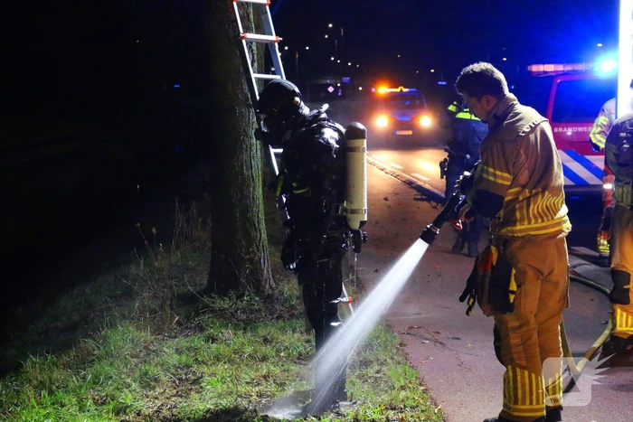 Brandweer doorzoekt sloot na melding persoon te water