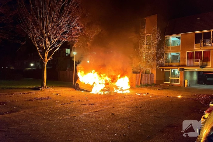 Twee gepareerde personenwagens vliegen in brand