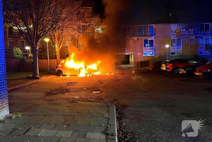 Twee gepareerde personenwagens vliegen in brand