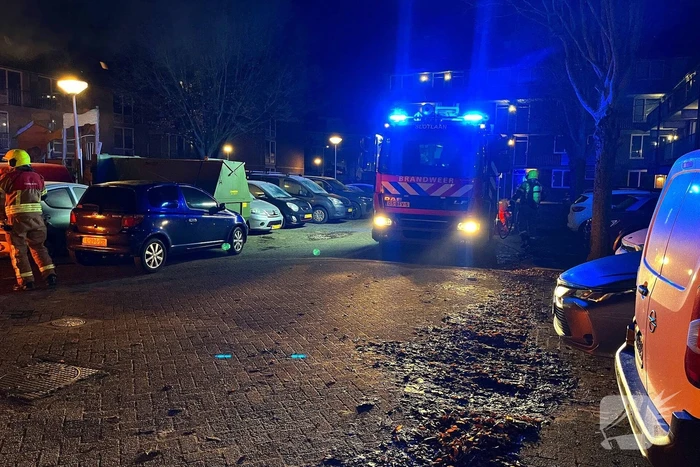 Twee gepareerde personenwagens vliegen in brand