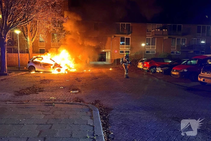 Twee gepareerde personenwagens vliegen in brand