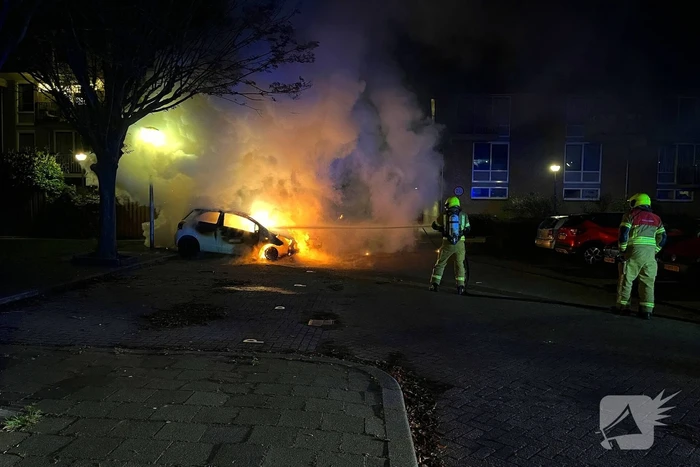 Twee gepareerde personenwagens vliegen in brand