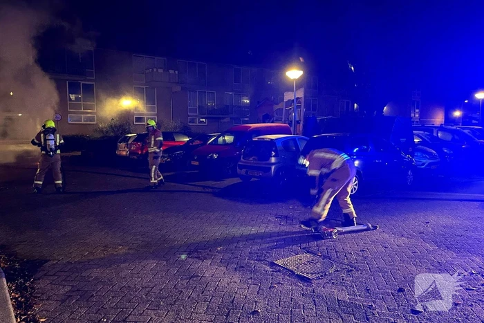 Twee gepareerde personenwagens vliegen in brand
