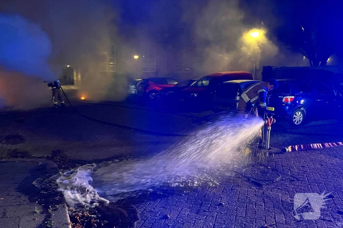Twee gepareerde personenwagens vliegen in brand