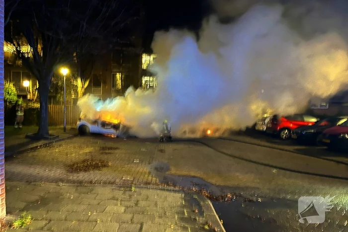Twee gepareerde personenwagens vliegen in brand