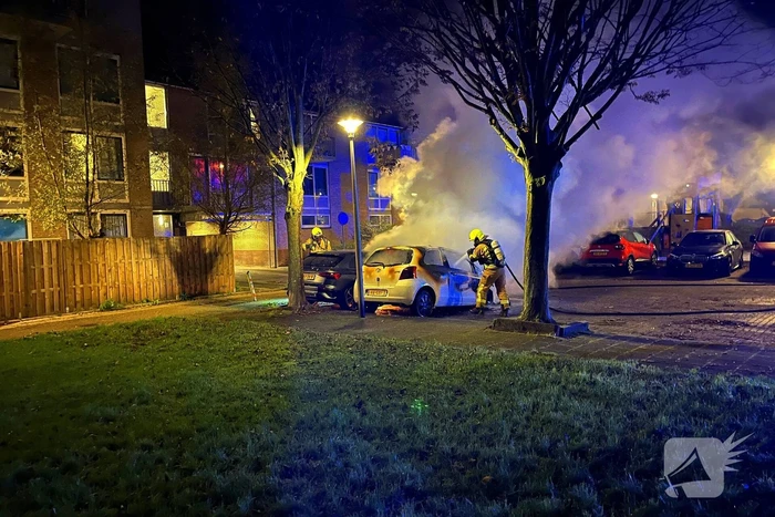 Twee gepareerde personenwagens vliegen in brand